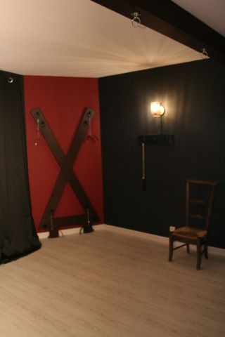 Donjon du Repaire Des Passions, un des gites BDSM de l'Antre Des Vices proche de Valence Donjon du Repaire Des Passions, un des gites BDSM de l'Antre Des Vices proche de Valence